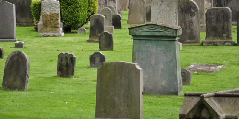 Nằm mơ thấy bia mộ bị vỡ