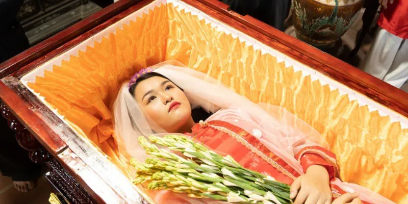 Nằm mơ thấy quan tài - Có phải dấu hiệu của sự may mắn sắp đến? 3 Nằm mơ thấy mình nằm trong quan tài